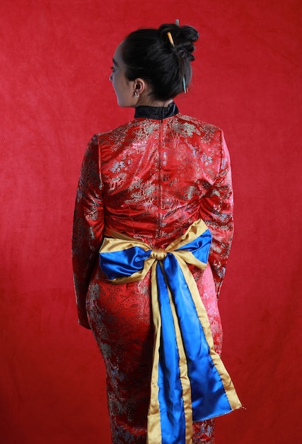 portrait d'une geisha sur fond rouge