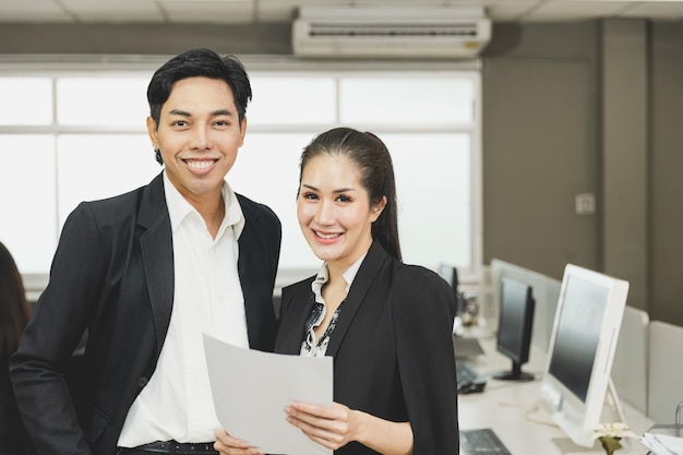 Portrait de gens d'affaires asiatiques employé de bureau sourire heureux ensemble