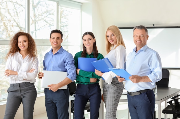 Portrait de gens d'affaires au bureau