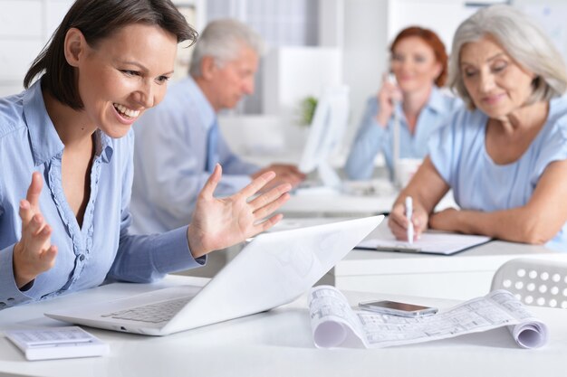 Portrait de gens d'affaires au bureau