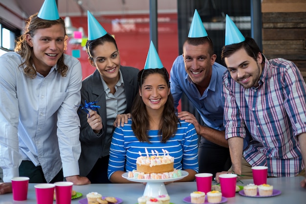 Portrait de gens d'affaires célébrant l'anniversaire de leurs collègues