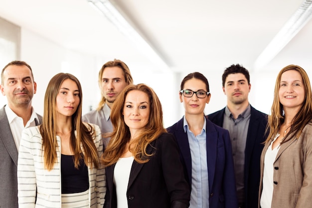 portrait, de, gens affaires, debout, dans, bureau