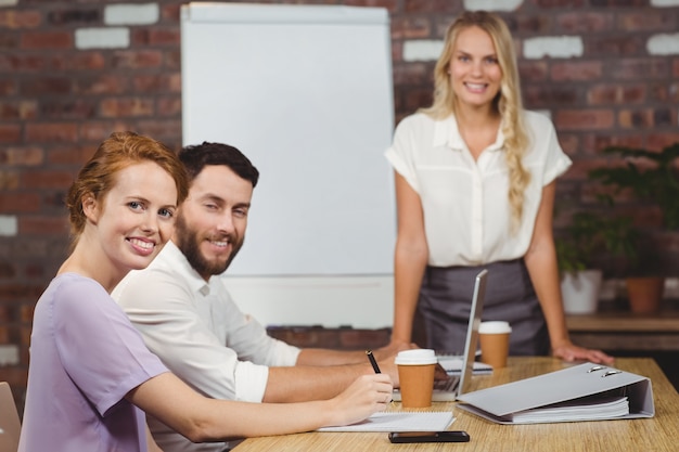 Portrait de gens d&#39;affaires heureux lors de la présentation au bureau