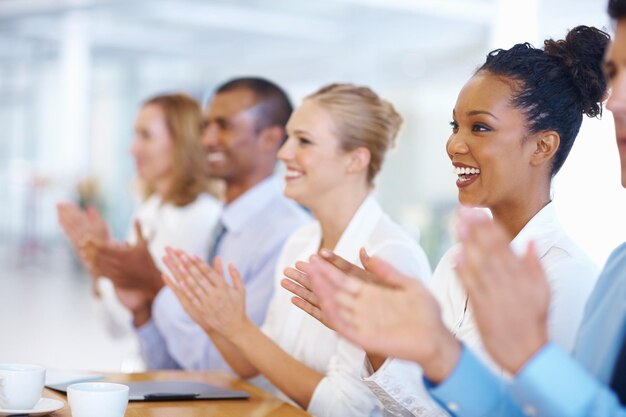 Photo portrait de gens d'affaires multiethniques applaudissant lors de la présentation