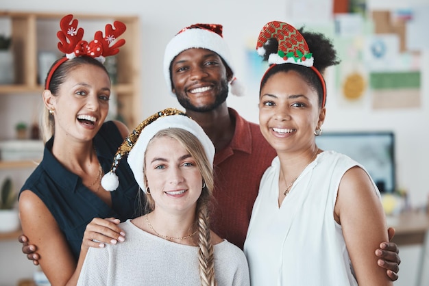 Portrait de gens d'affaires de Noël et fête d'équipe de célébration de bureau et collaboration pour de joyeuses fêtes après la fin d'année réussie de l'entreprise Des amis de travail festifs célèbrent le bonheur au démarrage