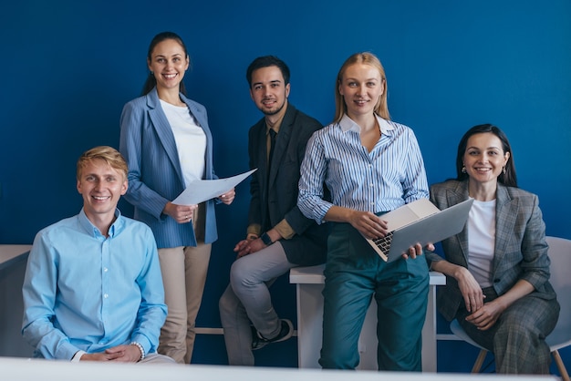 Portrait de gens d'affaires se tenant ensemble au bureau