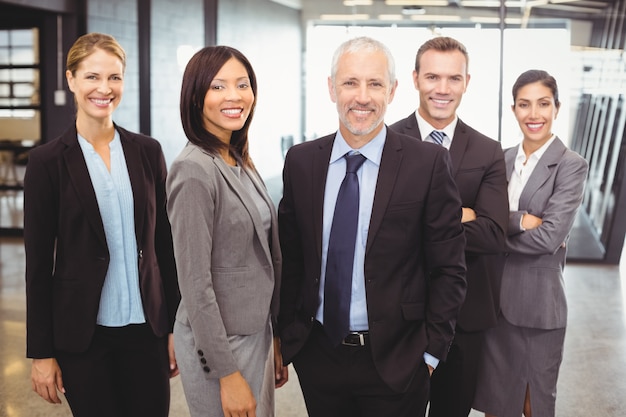 Portrait de gens d'affaires souriant