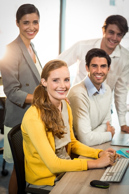 Portrait de gens d'affaires souriant