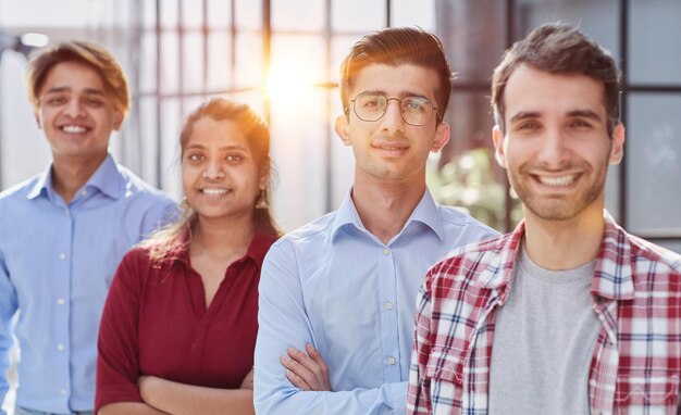 Portrait de gens d'affaires souriants à la fenêtre dans la salle de conférence