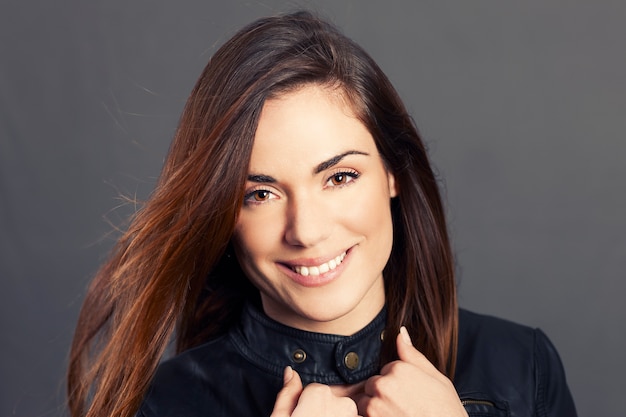 Portrait glamour du modèle femme aux cheveux dans le vent