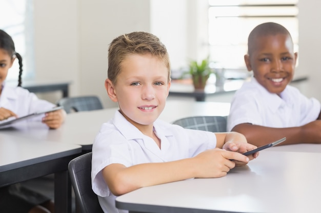 Portrait, de, gosse école, utilisation, téléphone portable, dans, classe