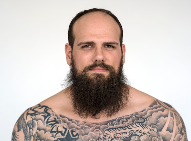 Portrait d&#39;un grand homme barbu tatoué