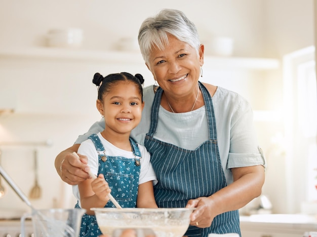 Portrait de grand-mère ou enfant cuisinant dans la cuisine comme une famille heureuse avec une jeune fille apprenant la recette de biscuits