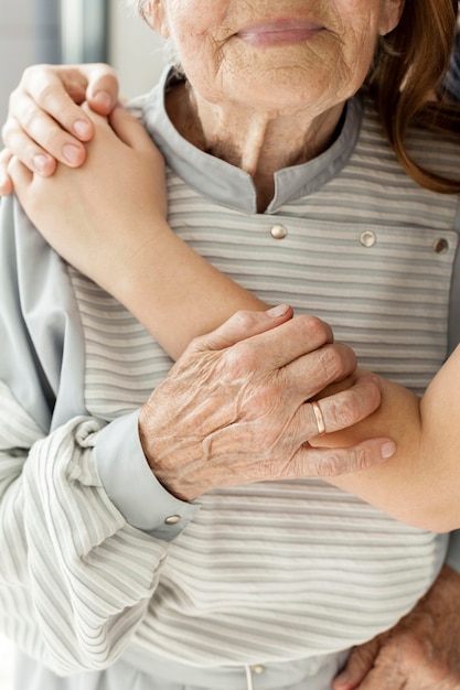 Portrait de grand-mère heureuse d'être en famille