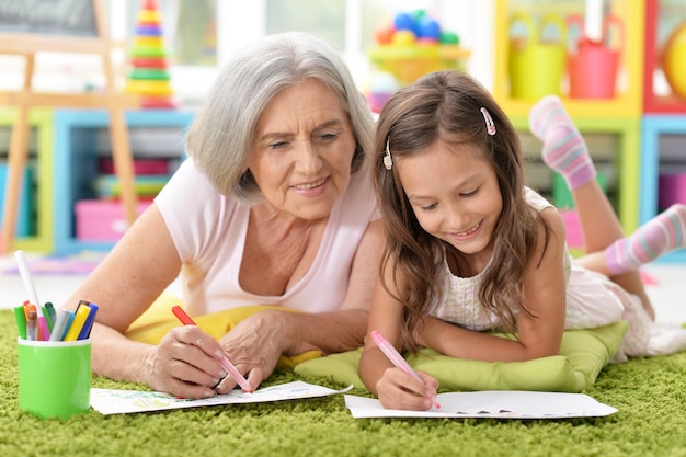 Portrait d'une grand-mère et d'une petite-fille dessinant ensemble