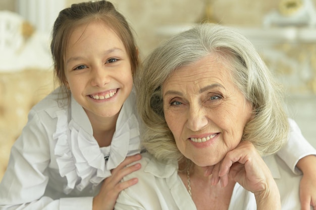 Portrait d'une grand-mère et d'une petite-fille heureuses