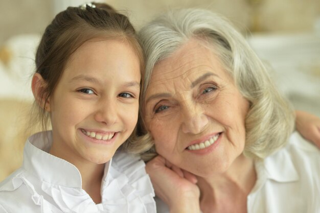 Photo portrait d'une grand-mère et d'une petite-fille posant