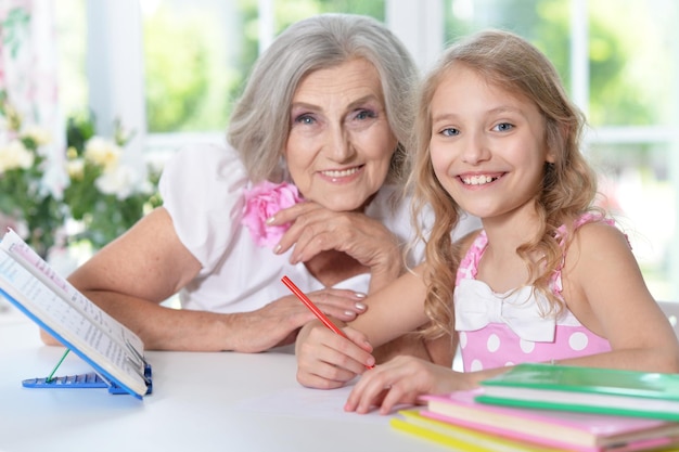 Portrait de grand-mère et petite-fille réunissant