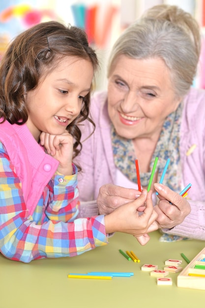 Portrait de grand-mère et petite-fille réunissant