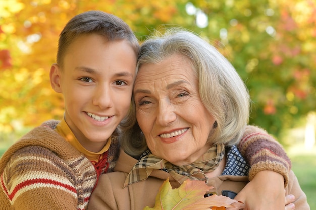 Portrait de grand-mère avec son petit-fils, gros plan