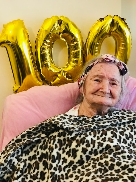 Photo portrait de grand-mère souriante