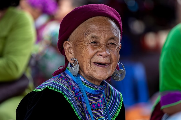 Portrait d'une grand-mère de la tribu Hmong en tenue traditionnelle. Nord-Vietnam.