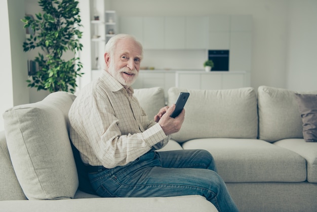 Portrait d'un grand-parent dans le salon