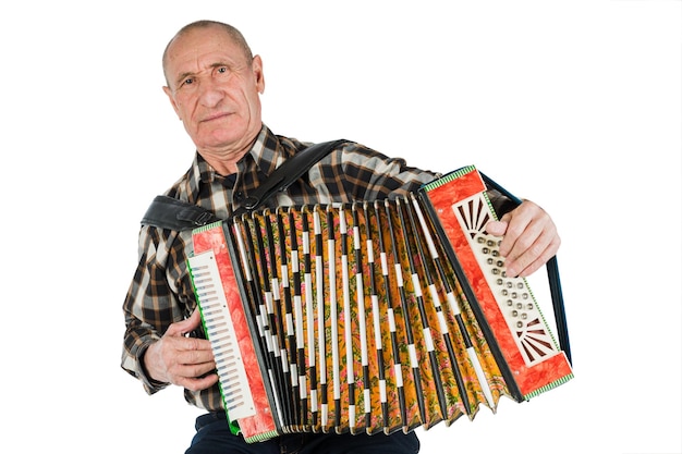 Portrait d'un grand-père homme jouant de l'accordéon isolé sur fond blanc