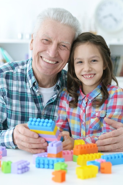 Portrait de grand-père jouant avec sa petite-fille