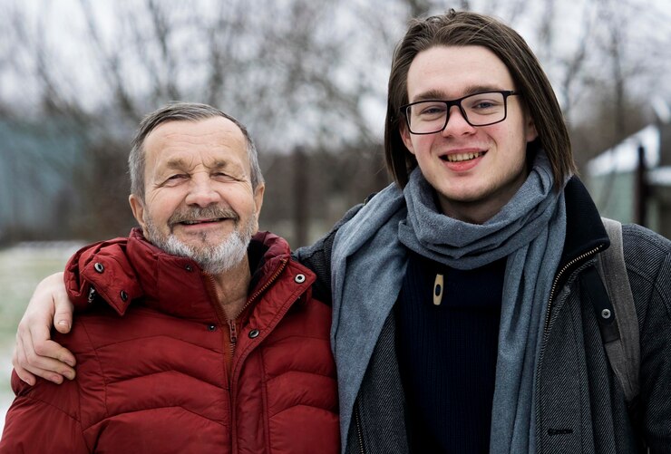 Photo portrait d'un grand-père et d'un petit-fils souriants debout à l'extérieur
