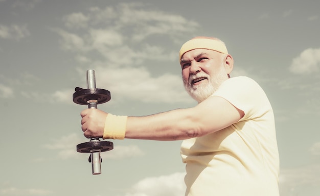 Portrait de grand-père sportif sur fond de ciel bleu portrait d'un homme senior en bonne santé dans son
