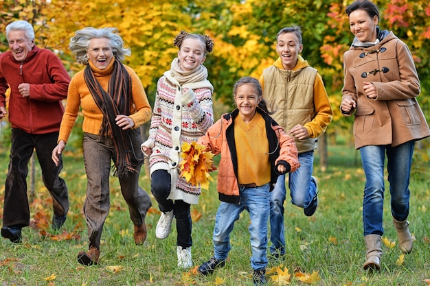 Portrait d'une grande famille heureuse dans le parc automnal