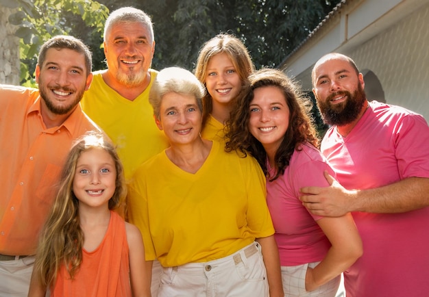 Portrait d'une grande famille en t-shirts colorés