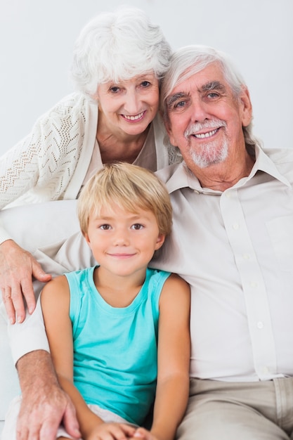 Portrait des grands-parents et petit-fils