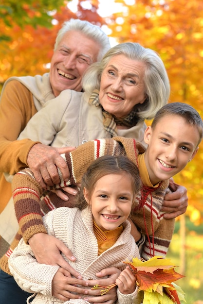 Portrait de grands-parents avec petits-enfants s'amusant à l'extérieur