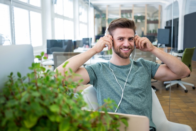 Portrait, de, graphique, concepteur, écouter musique, sur, téléphone tête