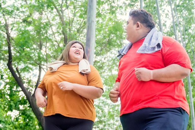 Portrait de gros couple asiatique jogging joyeusement