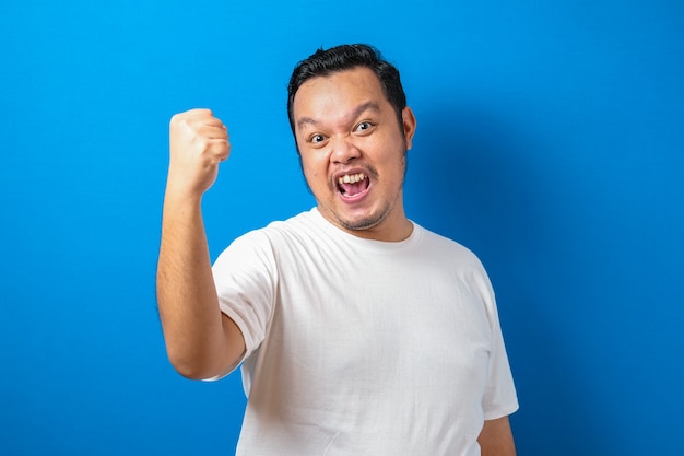 Portrait D'un Gros Homme Asiatique Drôle En T-shirt Blanc Souriant Et Dansant Joyeusement