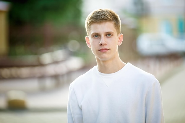 Portrait en gros plan d'un adolescent beau garçon