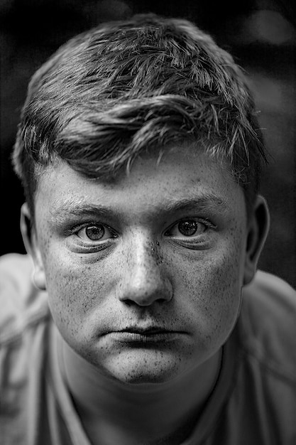 Photo portrait en gros plan d'un adolescent avec des taches de rousseur