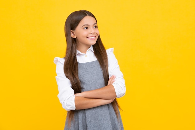 Portrait en gros plan d'une adolescente caucasienne Coup de tête d'un enfant adolescent mignon sur fond de studio isolé jaune Fille heureuse face à des émotions positives et souriantes