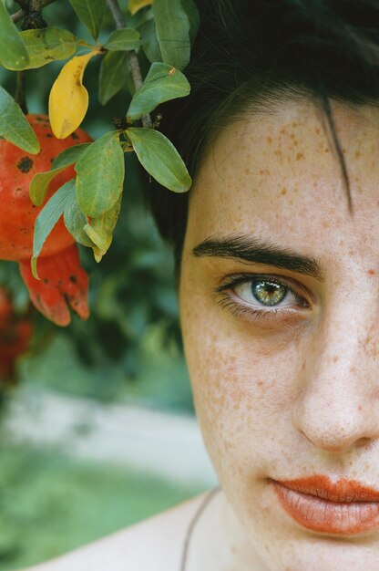 Photo portrait en gros plan d'une adolescente avec des feuilles