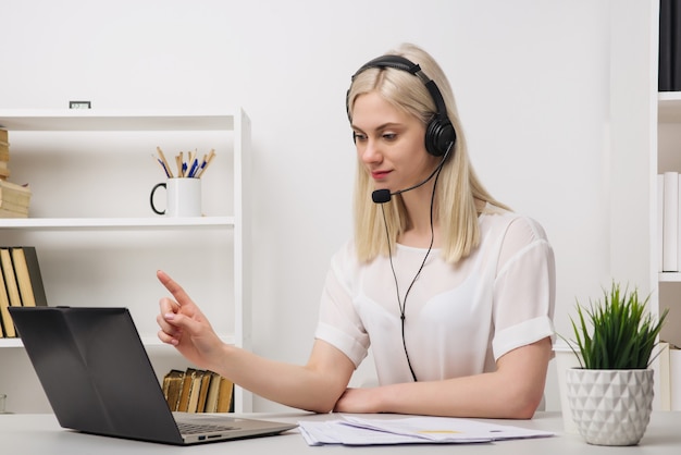 Portrait en gros plan d'un agent du service client assis au bureau