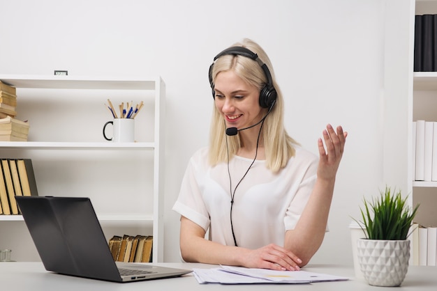 Portrait en gros plan d'un agent du service client assis au bureau