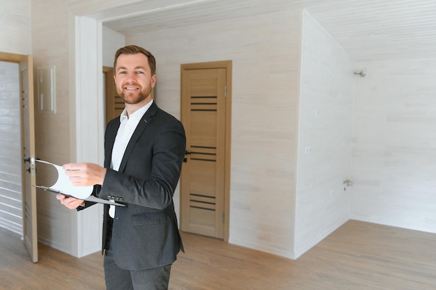 Portrait en gros plan d'un agent immobilier masculin confiant souriant