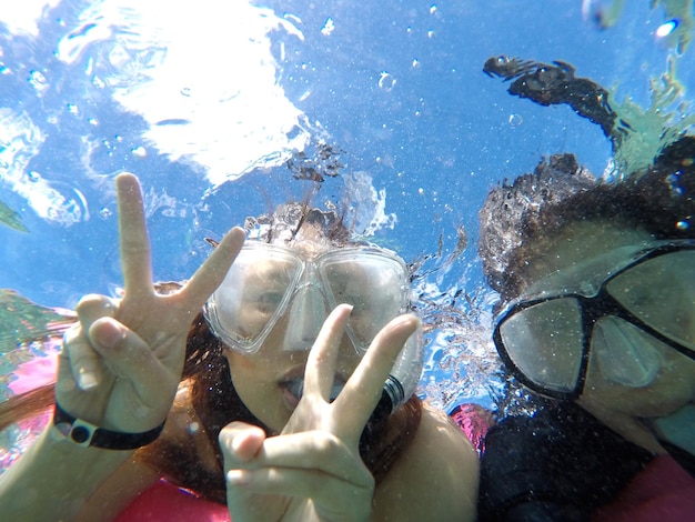 Photo portrait en gros plan d'amis faisant du snorkeling en mer