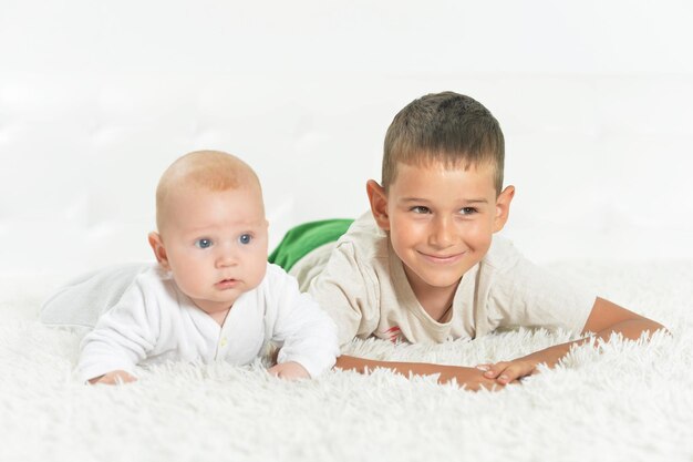 Portrait en gros plan de beaux garçons sur le lit