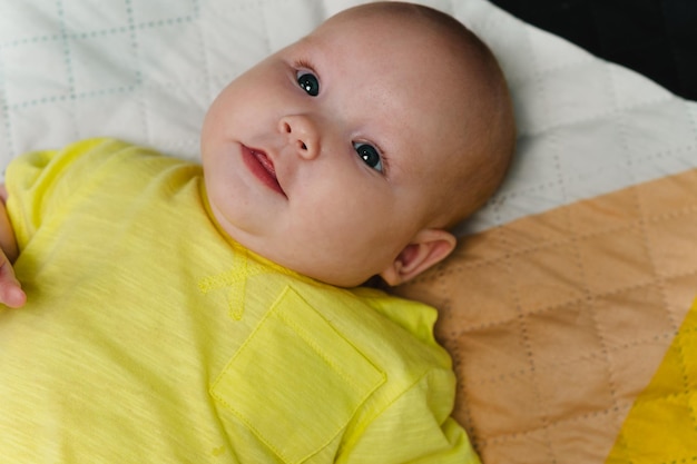 Portrait en gros plan d'un bébé allongé sur le lit