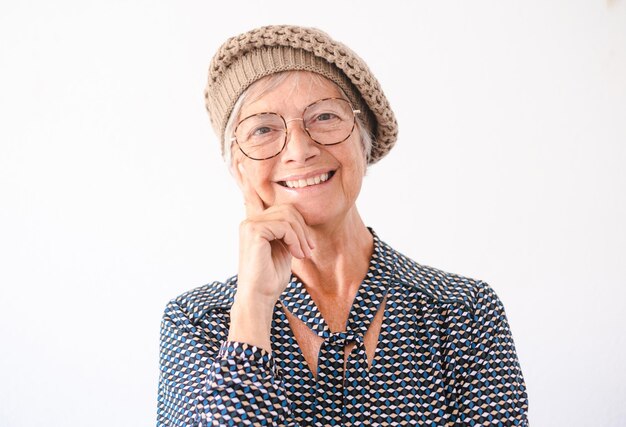 Portrait en gros plan d'une belle femme âgée portant des lunettes regardant la caméra en souriant