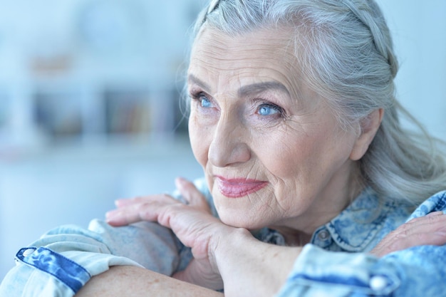 Portrait en gros plan d'une belle femme âgée